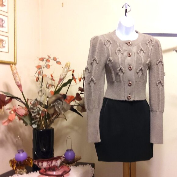 Preowned Women's Lightweight Beige Cardigan Slim Fitted knit Sweater Size S 6 - Picture 2 of 6